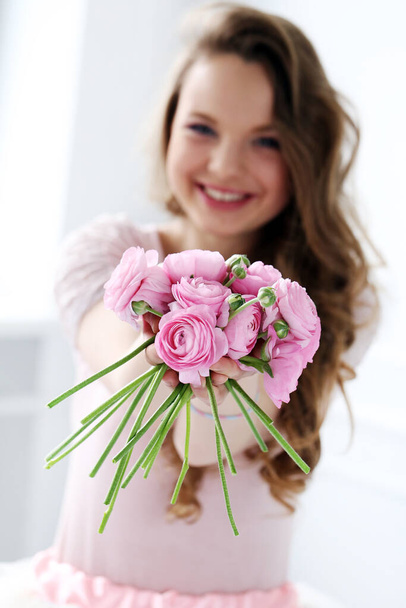 Niedliches, junges Mädchen mit Blumen - Foto, Bild