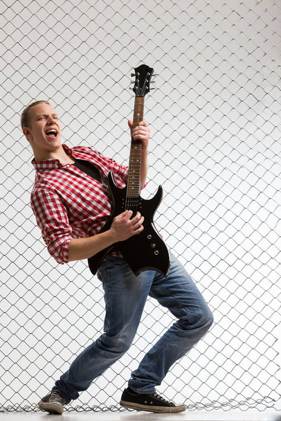 Joven músico loco con guitarra eléctrica - Foto, imagen