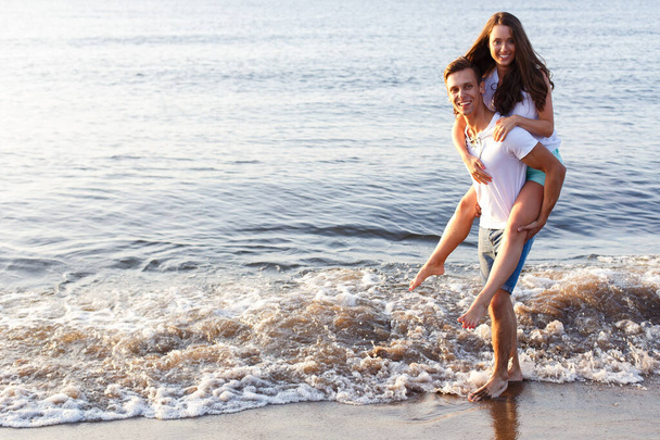 Verano, mar. Linda, encantadora pareja en la playa
 - Foto, Imagen