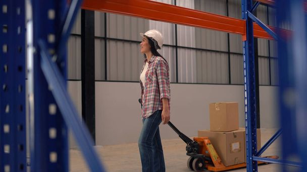 работницы склада проверяют груз во время работы на складе дистрибуции
. - Фото, изображение