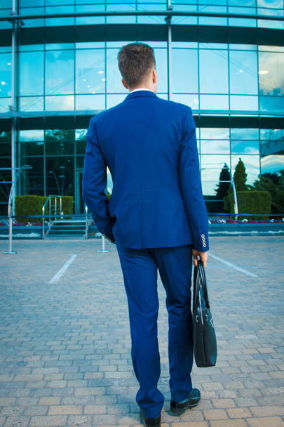 young leader in a business suit thinks about business - Foto, imagen