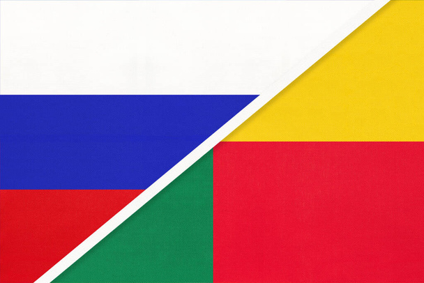 Rusia o Federación Rusa vs República de Benín símbolo de dos banderas nacionales de textiles. Relación, asociación y campeonato entre países asiáticos y africanos
. - Foto, Imagen