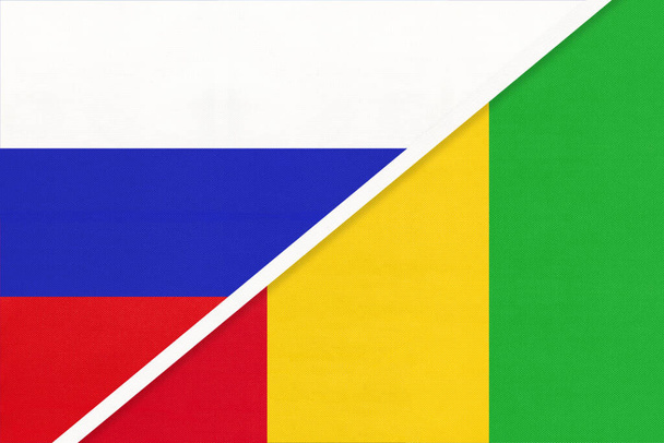 Rusia o Federación Rusa vs República de Guinea, símbolo de dos banderas nacionales de textiles. Relación, asociación y campeonato entre países asiáticos y africanos
. - Foto, Imagen