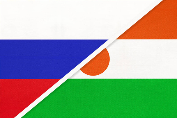 Rusia o Federación Rusa vs República del Níger, símbolo de dos banderas nacionales de textiles. Relación, asociación y campeonato entre países asiáticos y africanos
. - Foto, Imagen