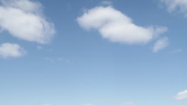 beeldmateriaal van witte wolken die door de blauwe lucht bewegen - Video