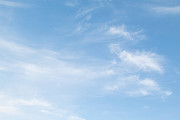 Cirrus nuvens contra um céu azul em um dia ensolarado claro
. - Foto, Imagem