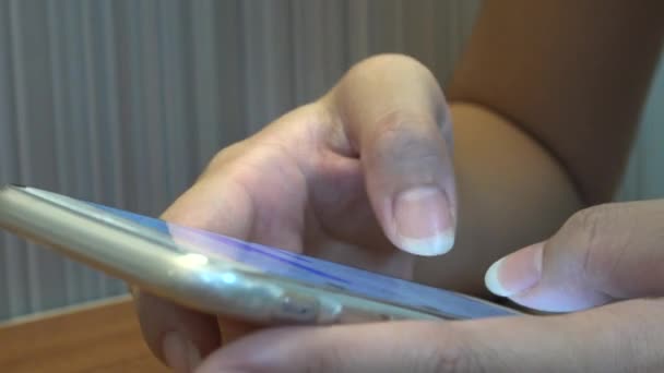 Szoros ázsiai nő kezét használja érintőképernyő Tablet Smartphone Device 4K-Dan - Felvétel, videó
