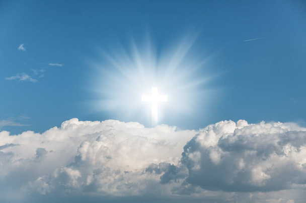 Religiöser Hintergrund mit leuchtendem Heiligen Kreuz. Christliches Kreuz in einem Himmel mit einigen Wolken. Kreuzigung Jesu Christi. Himmel und Hölle - Foto, Bild