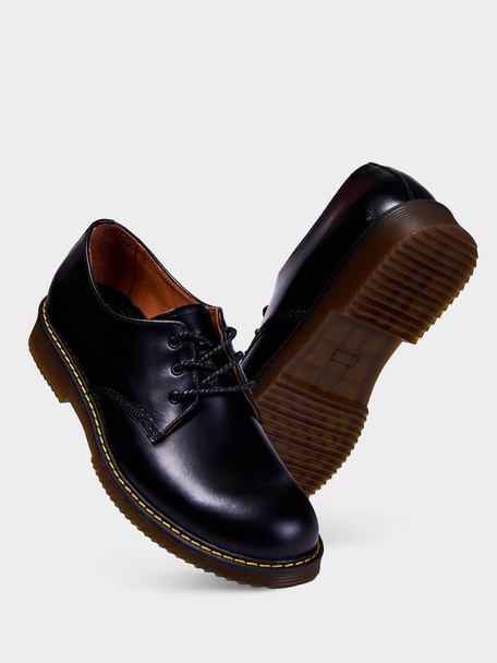 Męskie, jesienno-czarne buty z gumową podeszwą. izolowany na białym tle. - Zdjęcie, obraz