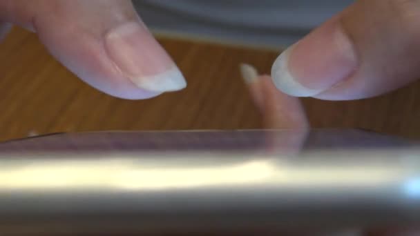 Szoros ázsiai nő kezét használja érintőképernyő Tablet Smartphone Device 4K-Dan - Felvétel, videó