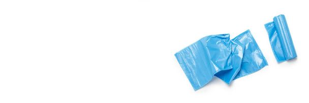 Blauer Müllsack auf isoliertem weißem Hintergrund. Das Konzept der Reinigung, Müllbeseitigung. Flache Lage, Draufsicht. - Foto, Bild