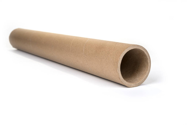 Rouleau de papier brun à partir d'une feuille de civière ou de papier
 - Photo, image