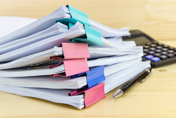 stapel papieren op kantoor voor het bedrijfsleven op de tafel, concept document in het kantoor - Foto, afbeelding