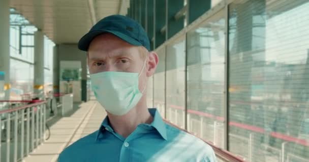 Man wearing protective mask - Materiaali, video