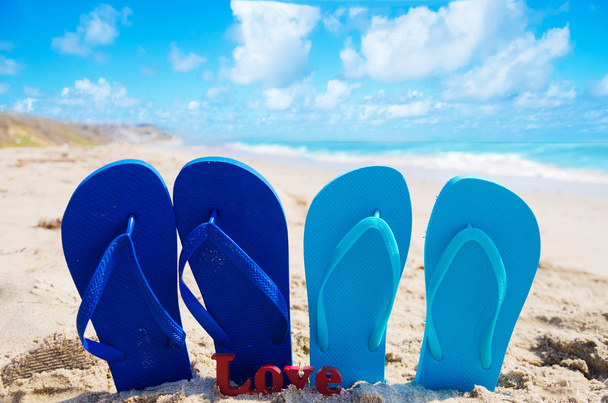 Flipflops mit dem Zeichen "Liebe" am Strand - Foto, Bild
