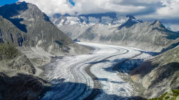Vista panorámica del glaciar Aletsch en los Alpes suizos
 - Foto, imagen