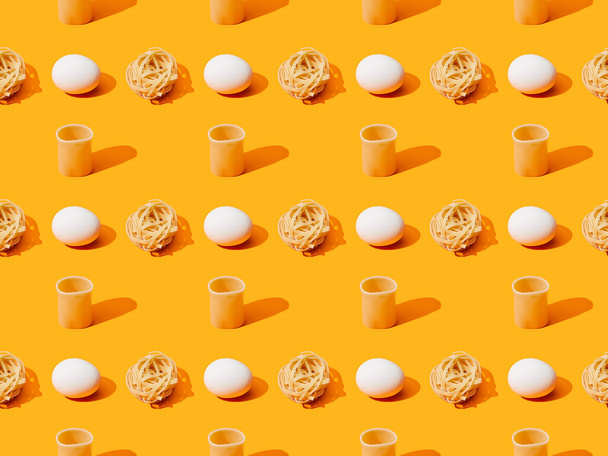 świeże białe jaja kurze, makaron na pomarańczowym tle, bezszwowy wzór - Zdjęcie, obraz
