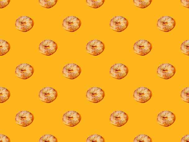 オレンジのカラフルな背景に新鮮なパン、シームレスなパターン - 写真・画像