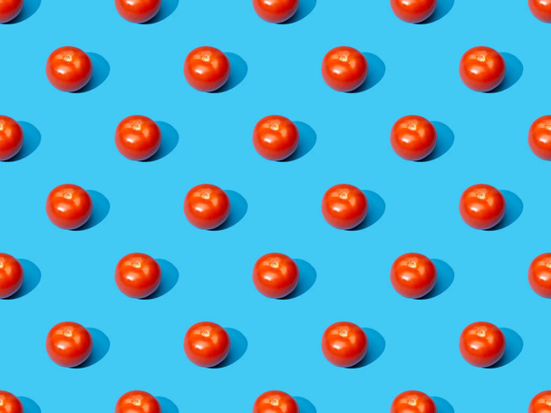 fresh tomatoes on blue colorful background, seamless pattern - Foto, afbeelding