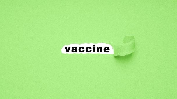 pelar el papel para descubrir la vacuna
 - Foto, imagen