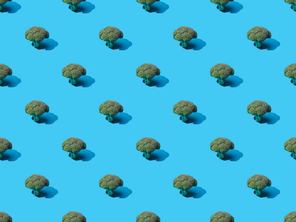 friss zöld brokkoli kék háttér, zökkenőmentes minta - Fotó, kép