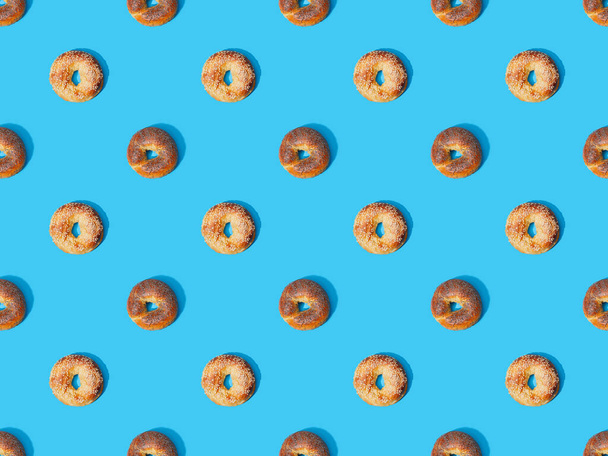 top view of fresh buns on blue background, seamless pattern - Zdjęcie, obraz