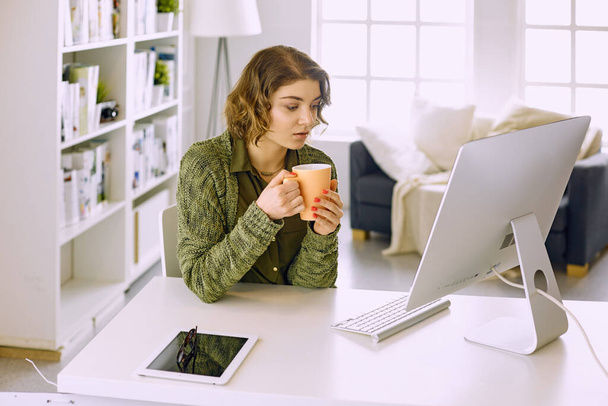 Jeune femme travaillant avec tablette graphique au bureau
 - Photo, image