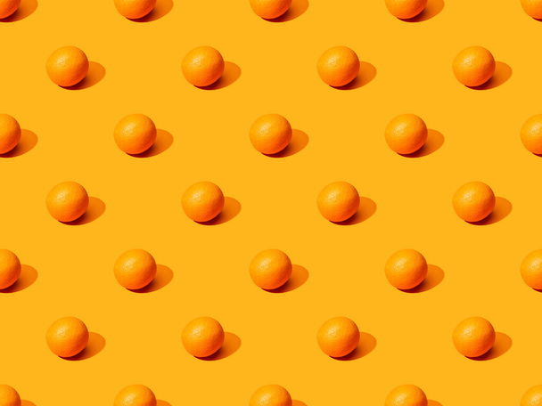 ripe oranges on colorful background, seamless pattern - Foto, imagen