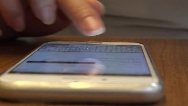 close-up aziatische vrouw handen met behulp van touchscreen tablet smartphone apparaat 4K-Dan - Video
