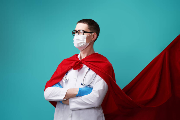 Médico usando máscara cirúrgica na capa de super-herói
. - Foto, Imagem