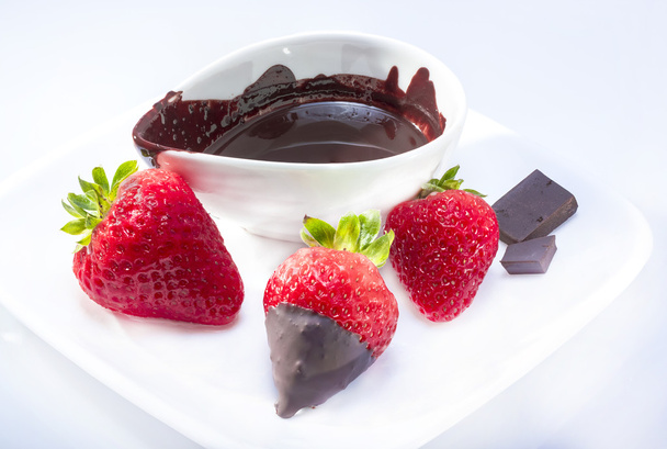 Erdbeere in Schokolade getaucht. - Foto, Bild