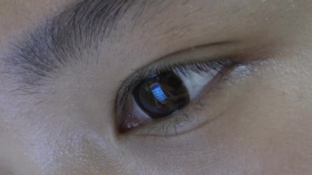 Κοντινό πλάνο του ασιατικού κοριτσιού μάτι surfing Διαδίκτυο 4K-Dan - Πλάνα, βίντεο
