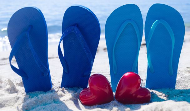Slippers met hart op het strand - Foto, afbeelding