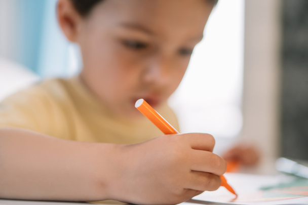 Keçeli kalemle çizen sevimli, özenli çocuğun seçici odağı  - Fotoğraf, Görsel