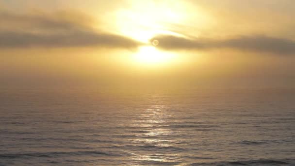 Πανόραμα του όμορφου ηλιοβασιλέματος στον ωκεανό. - Πλάνα, βίντεο