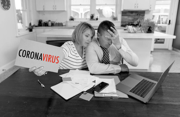 Coronavirus economic recession. Family couple in distress of job losses worried about bills, credit debts, loans and home finances. Impact of COVID-19 pandemic shutdowns and global economy crisis. - Foto, afbeelding