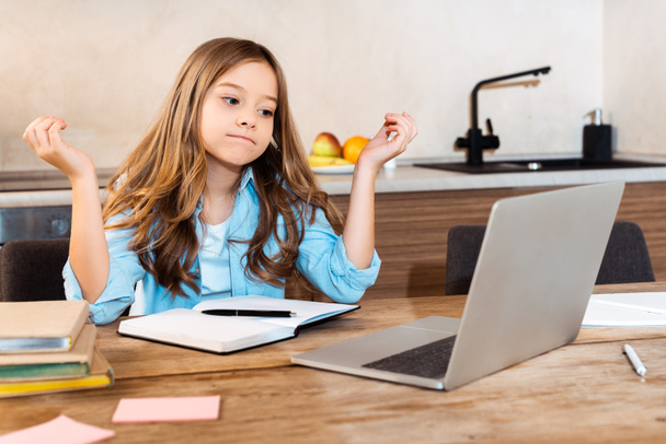 επιλεκτική εστίαση της σύγχυση παιδί κοιτάζοντας φορητό υπολογιστή, ενώ e-learning στο σπίτι - Φωτογραφία, εικόνα