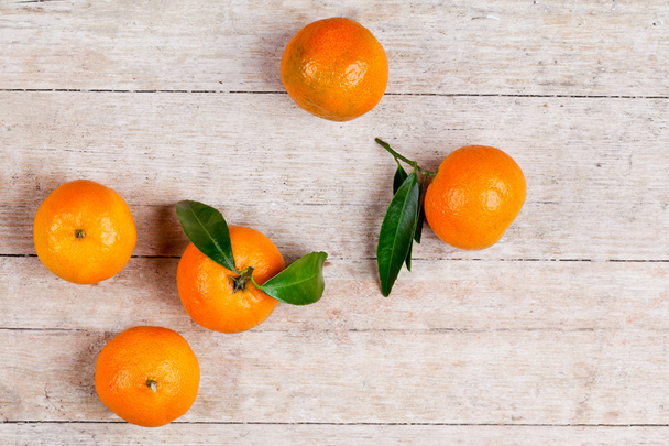 five tangerines with leaves - Fotó, kép
