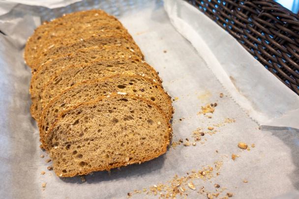 Pan integral cortado en rodajas servido en canasta listo para el desayuno
 - Foto, Imagen