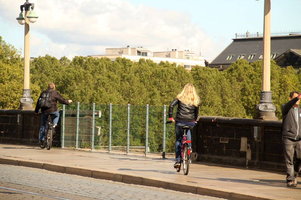 Jazda na rowerze w środowisku miejskim - Zdjęcie, obraz