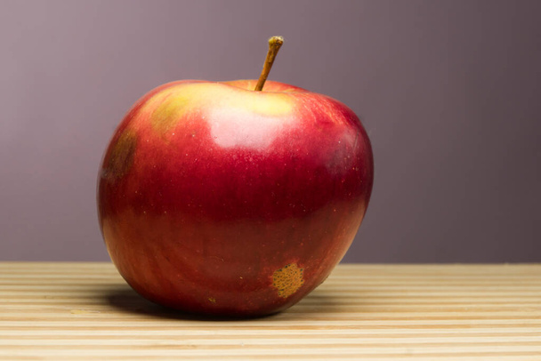 ζουμερό μήλο ισοϋπηρεσία σε γκρι φόντο στο γραφείο. Υγιεινή διατροφή - Φωτογραφία, εικόνα