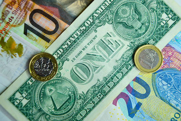Νομίσματα και τραπεζογραμμάτια ευρώ, λίρας και δολαρίου - Φωτογραφία, εικόνα