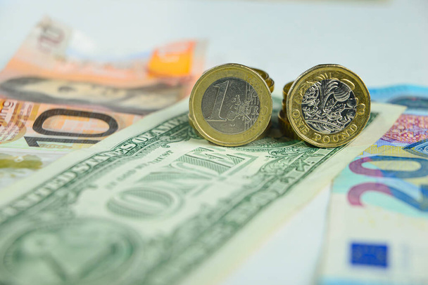 Монеты и банкноты евро, фунта и доллара
 - Фото, изображение