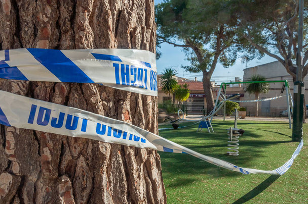 Parque público selado por um cordão policial, em um dia ensolarado, devido à quarentena para a epidemia de Coronavirus - Foto, Imagem