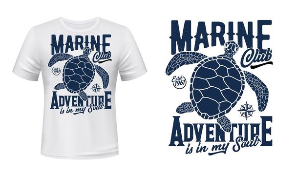 Θαλάσσια χελώνα t-shirt print mockup, marine adventure club vector design. Ωκεανό καταδύσεις, ιστιοπλοϊκό σύλλογο, χελώνα και θαλάσσια πυξίδα έμβλημα με Περιπέτεια στην ψυχή μου απόσπασμα πρότυπο εκτύπωσης - Διάνυσμα, εικόνα