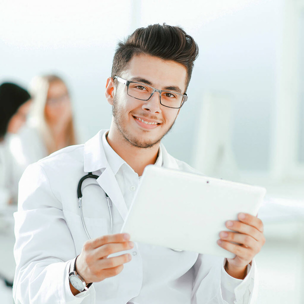 smiling doctor looking at the digital tablet screen - Foto, Imagem
