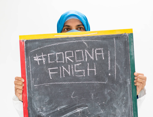 Müslüman kadın doktor Corona virüsünün sona ermesini umuyor - Fotoğraf, Görsel