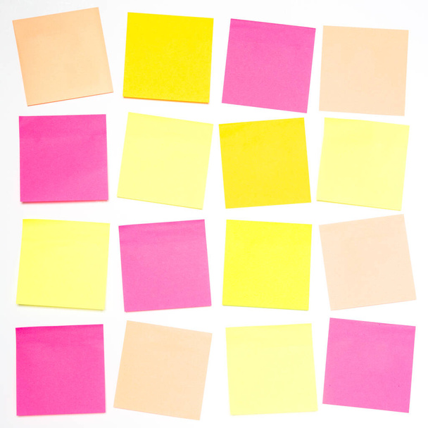 Vzor čtvercové mřížky se spoustou prázdných, barevných lepkavých poznámek na bílém pozadí připravených pro osobní zprávy s kopírovacím prostorem - Fotografie, Obrázek