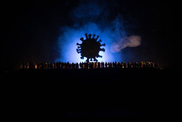 Coronavirus 2019-nCov novedoso concepto coronavirus. Multitud mirando el gran modelo de virus Corona en la noche con niebla y contraluz. Decoración artística creativa. Enfoque selectivo
. - Foto, Imagen