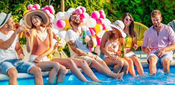 Užijte si bazén party s přáteli. Skupina přátel, kteří mají party v blízkosti bazénu. - Fotografie, Obrázek